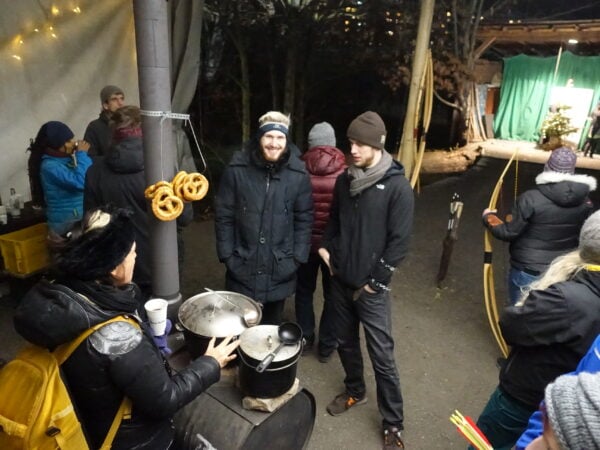 Bogenschießen Berlin mit Glühwein und Brezeln